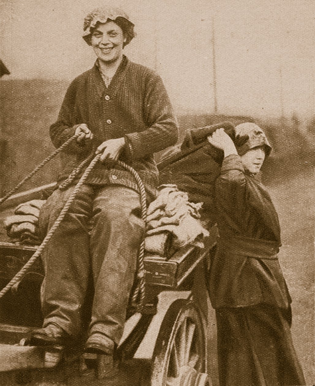 Kvinder arbejder i vogn, 1914-19 af English Photographer