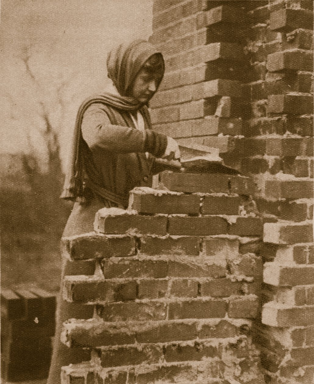 Kvinder arbejder med at lægge en murstensmur, 1914-19 af English Photographer