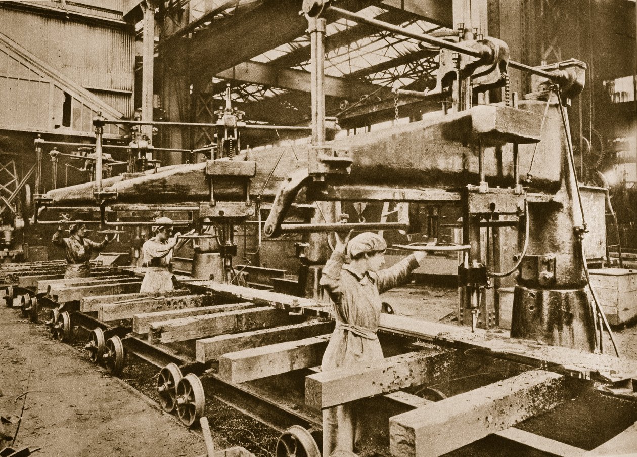 Kvindelige arbejdere på en tung metal våbenfabrik, af English Photographer