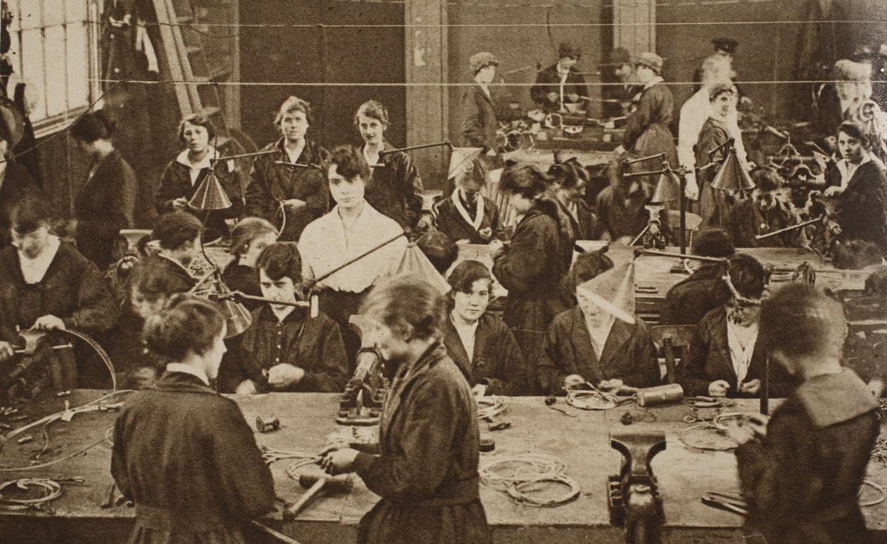 Kvindelige arbejdere i R.N. Luftfartstjeneste, 1914-19 af English Photographer
