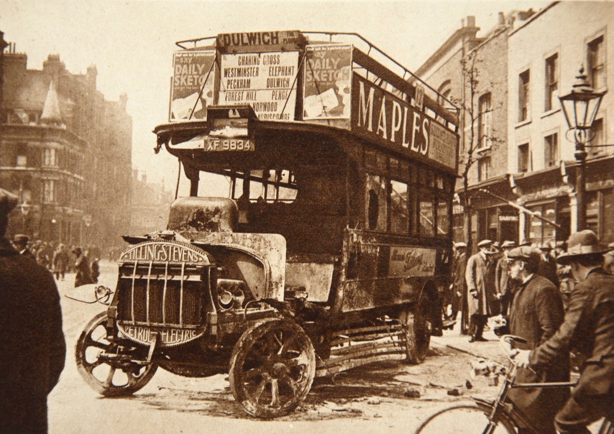 Vragdele af en bus, der var blevet sat i brand af strejkende i det sydlige London, 1926 af English Photographer