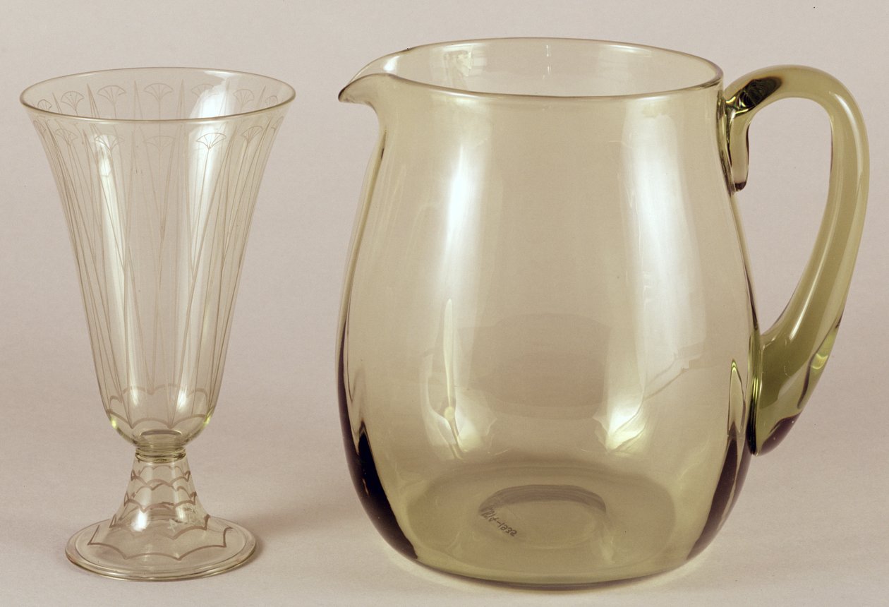 Syreætset vase af James Powell and Sons, 1913, og kande designet af James Hogan for James Powell and Sons, 1935 (glas) af English School