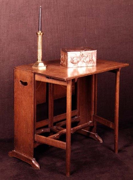 Arts and Crafts bord, kasse og lysestage, slutningen af det 19. århundrede af English School