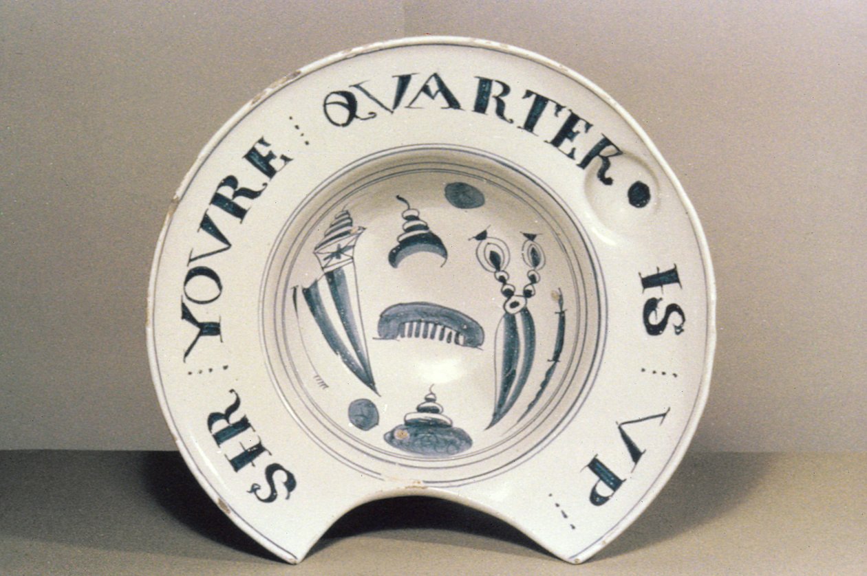 Barberskål med inskription Sir your quarter is up (keramik) af English School