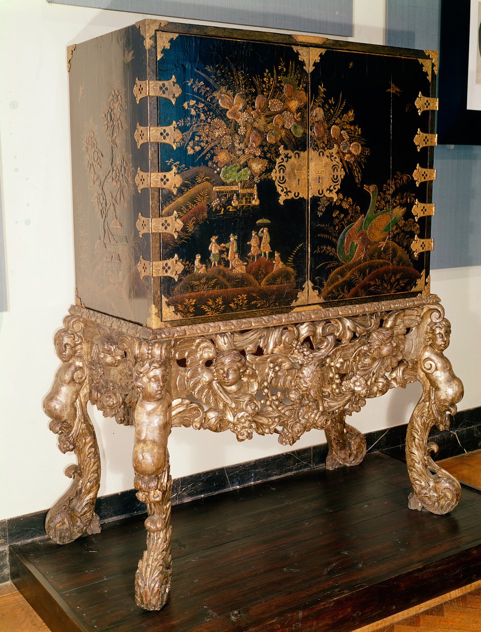 Sort og guld lak skab på udskåret og forsølvet stand, Charles II periode, 1649-85 (lak) af English School