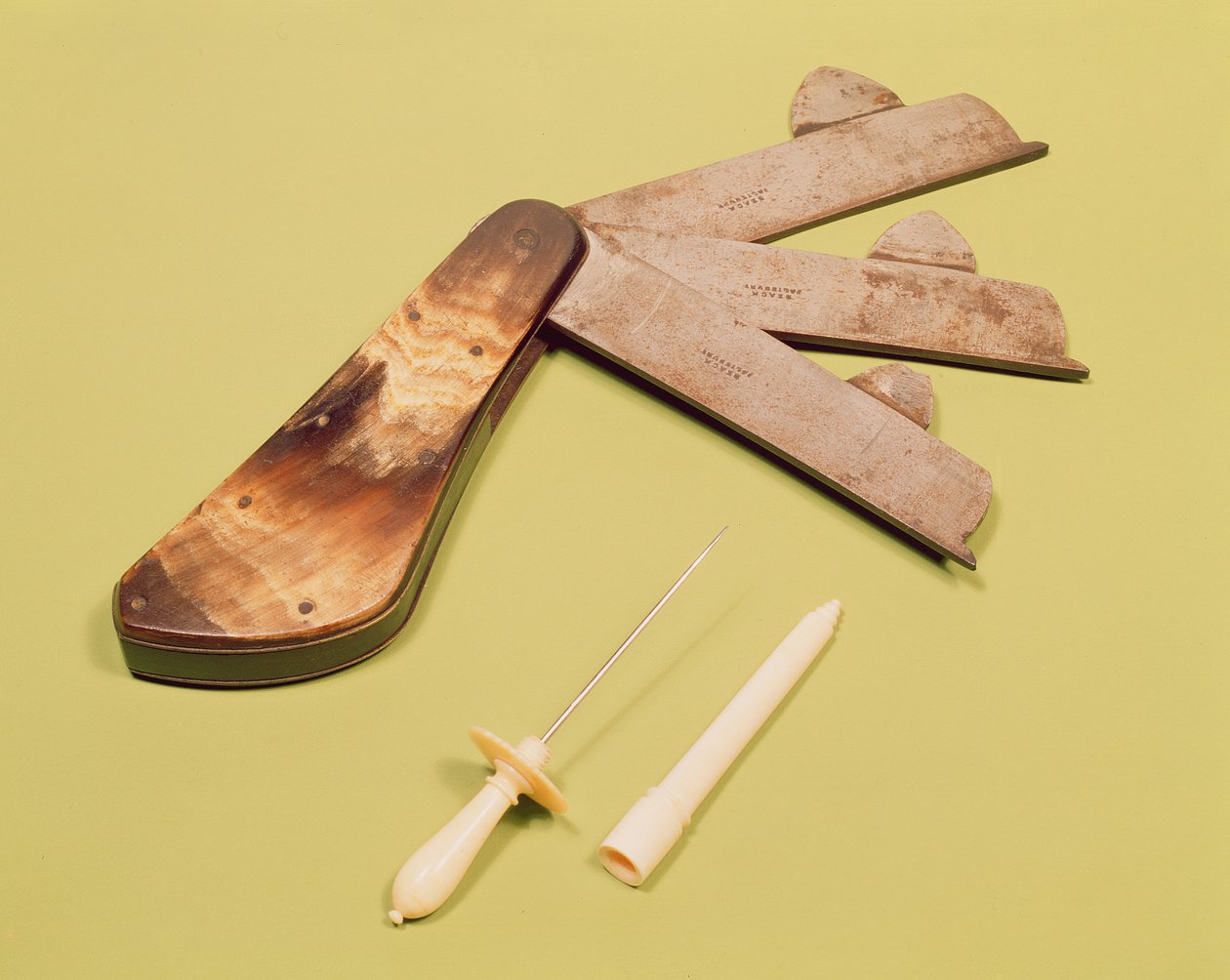 Blødende kniv med tre blade og stikkepind med håndtag og dæksel i elfenben, ca. 1790 af English School