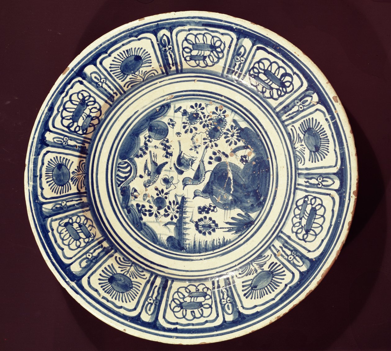 Blåt fad, der stammer fra en sen Ming-eksport, muligvis fra Christian Wilhelm-fabrikken, Southwark, London, ca. 1635-40 (tinglaseret lertøj) af English School