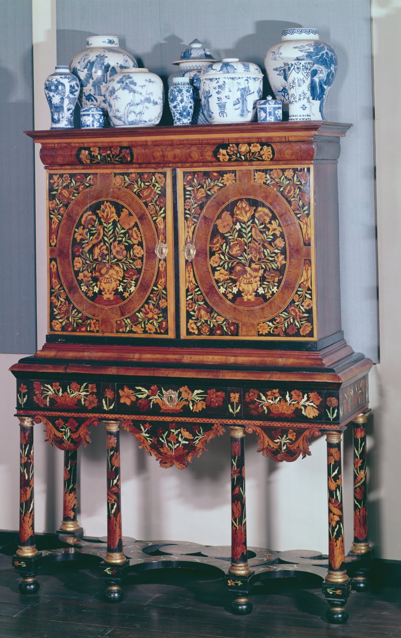 Skab på stativ, 1685-1700 (valnød med blomstermarqueter af elfenben, ibenholt og andre træsorter) af English School