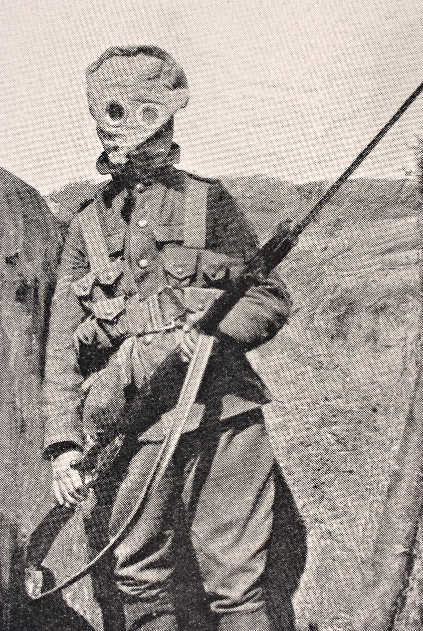 Canadisk soldat iført en gasmaske i 1915, fra 
