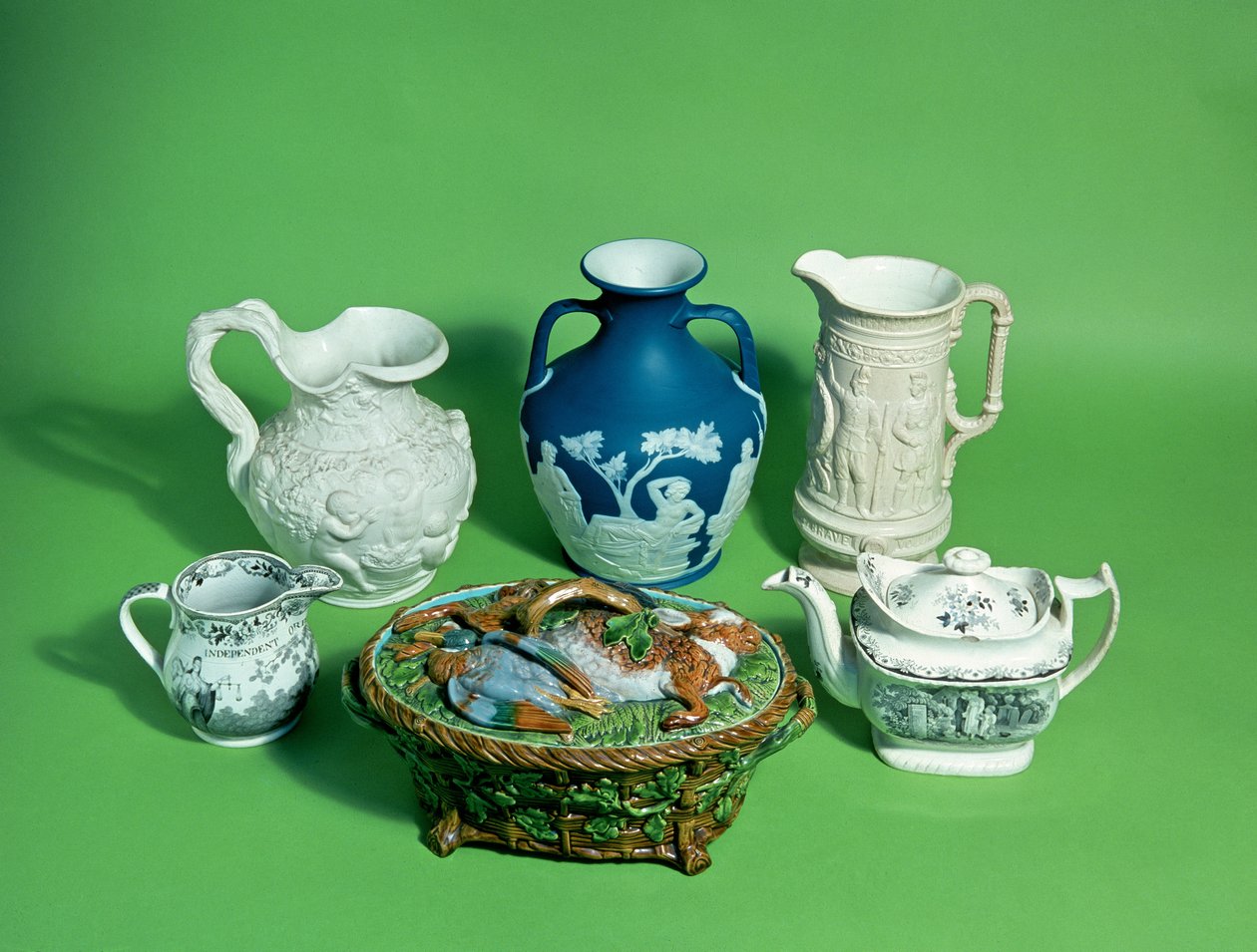 Samling af Wedgwood victoriansk keramik; og victoriansk keramik inklusive kopi af Portland vase (keramik) af English School