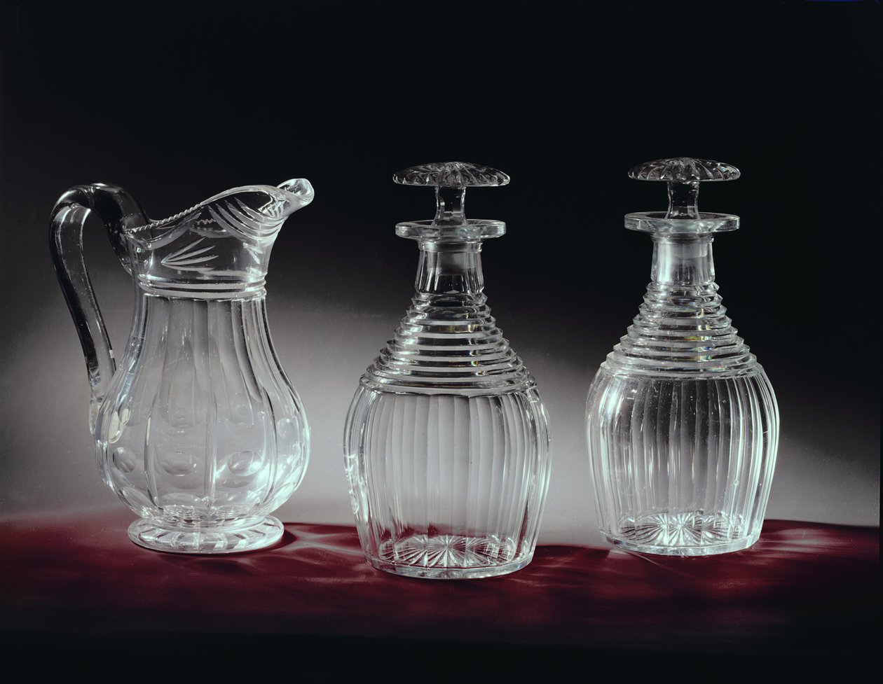 Skåret karafler og kande af glas, ca. 1840 af English School