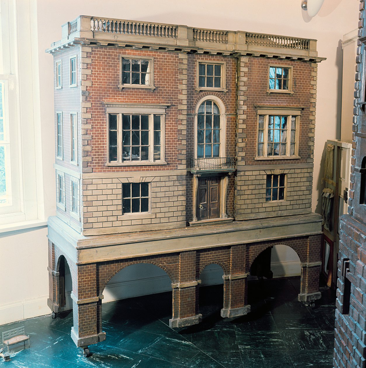 Engelsk balustreret dukkehus med balkon, ca. 1775 af English School