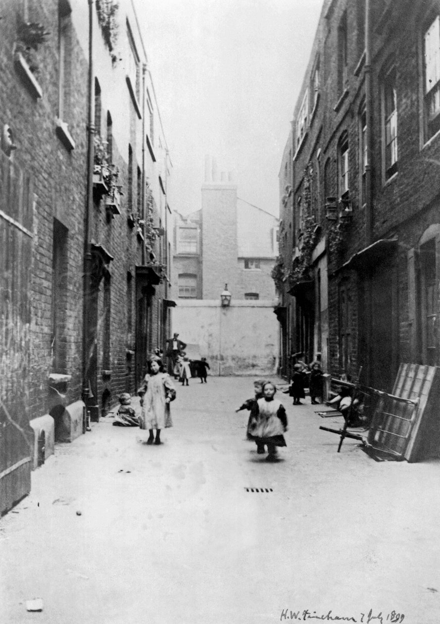 London Slums, 1899 af English School