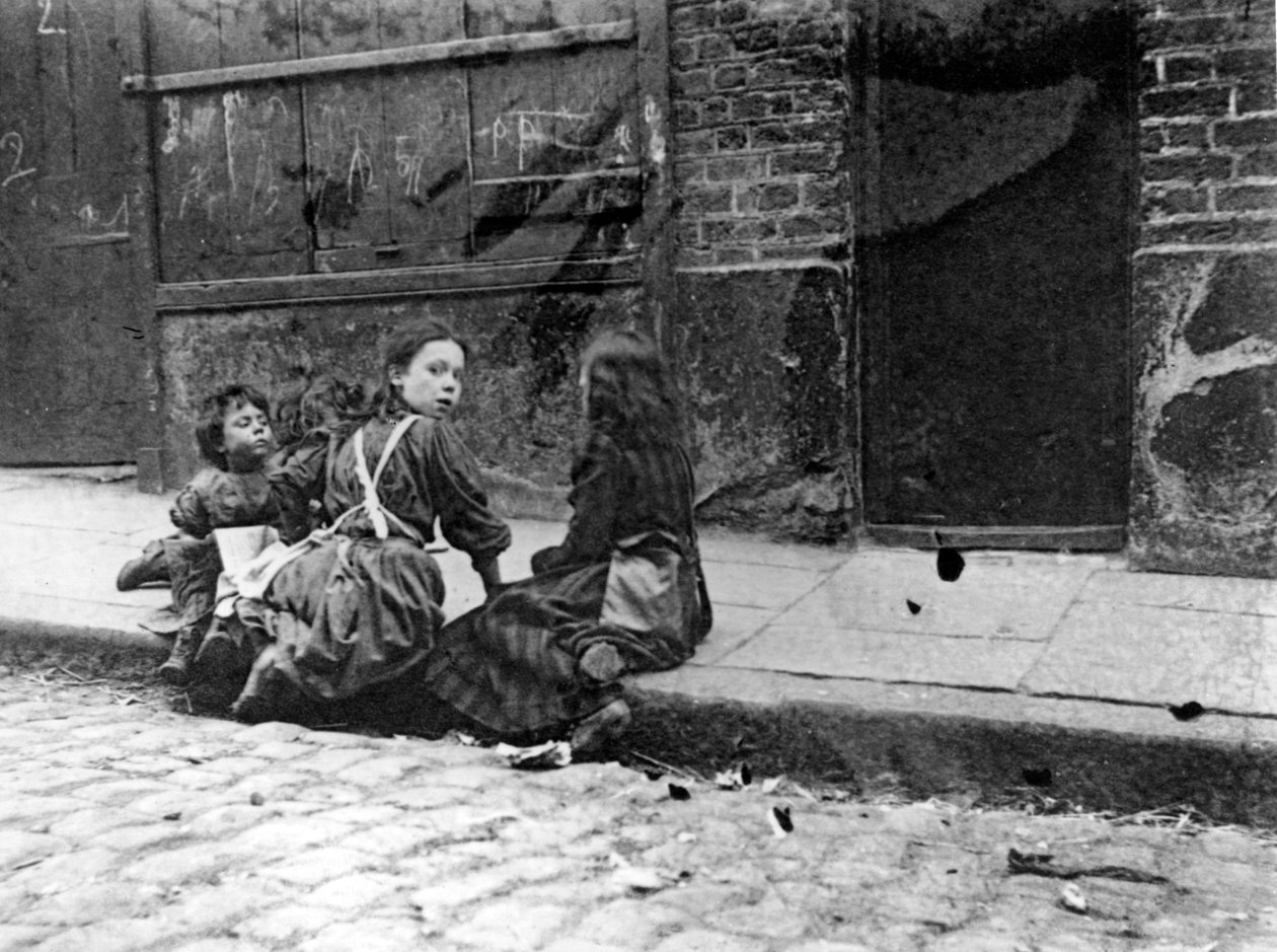 London Slums, Twine Court af English School