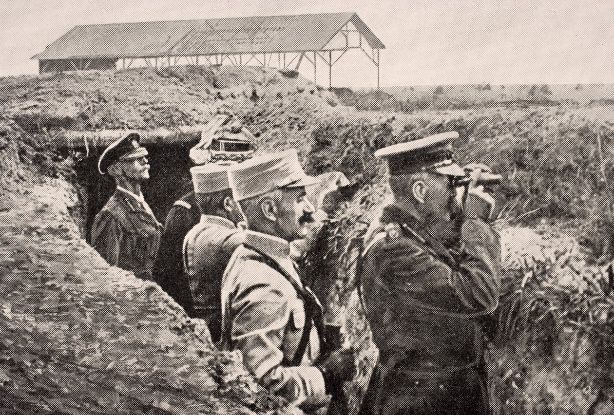 Lord Kitchener med kikkert med general Joffre i skyttegrav på vestfronten, august 1915, fra 