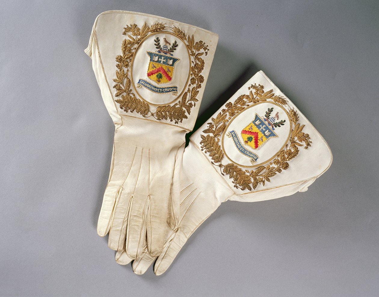 Borgmesterhandsker, båret af borgmester Newman Barefoot Thoyts, da Cheltenhams borgmester i 1888-91 (broderet silke) af English School