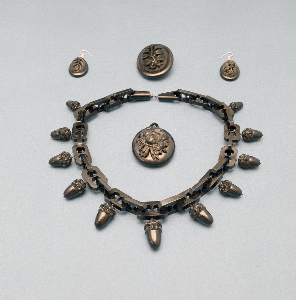 Halskæde, øreringe, broche og vedhæng, ca. 1870 (Whitby jet) af English School