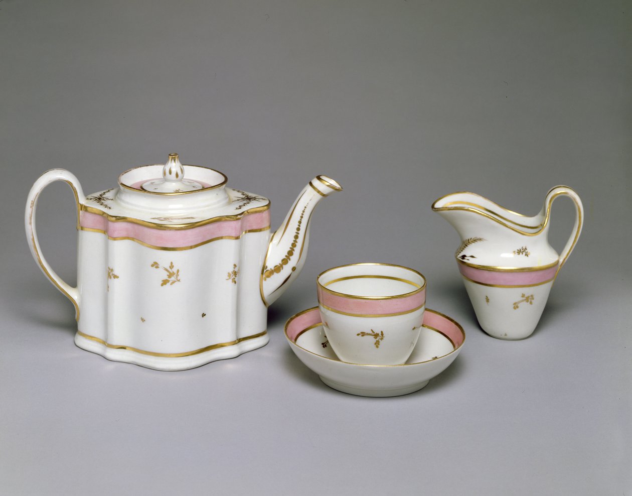 New Hall tekande, kande, kop og underkop med emalje og forgyldt dekoration, ca. 1790-1800 (hårdt pasta porcelæn) af English School