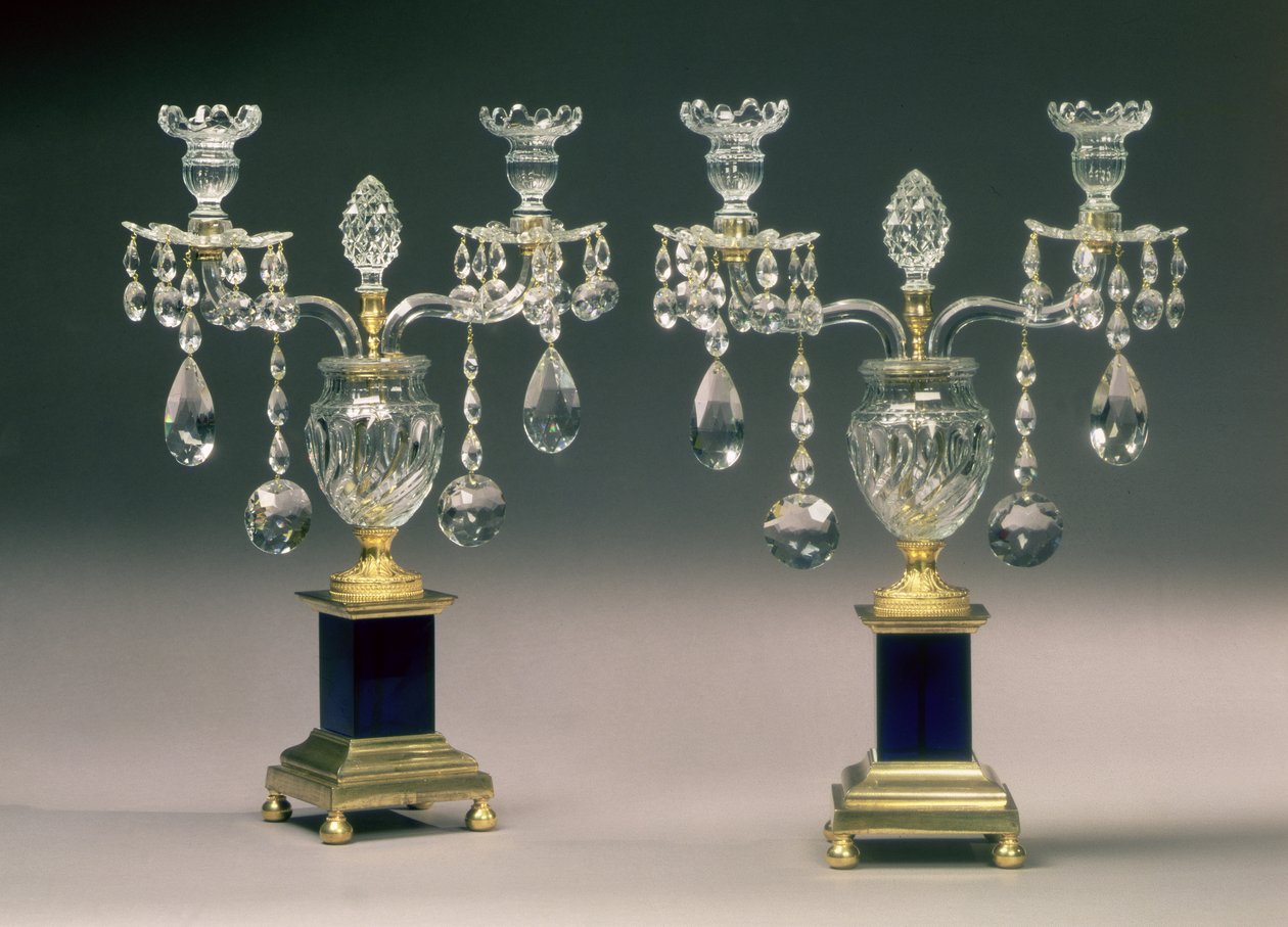Par George III ormolu-monterede kandelaber, ca. 1780 (skåret glas) af English School