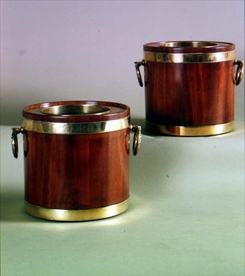 Par cirkulære vinkøler med messinghåndtag, ca. 1765 (mahogni og messing) af English School