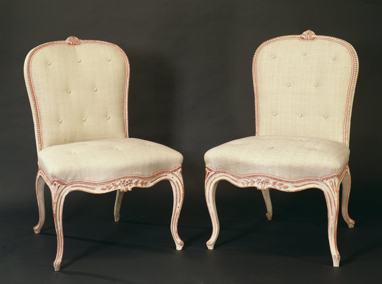 Par hvidmalede Hepplewhite stole på fransk manér, ca. 1775 af English School