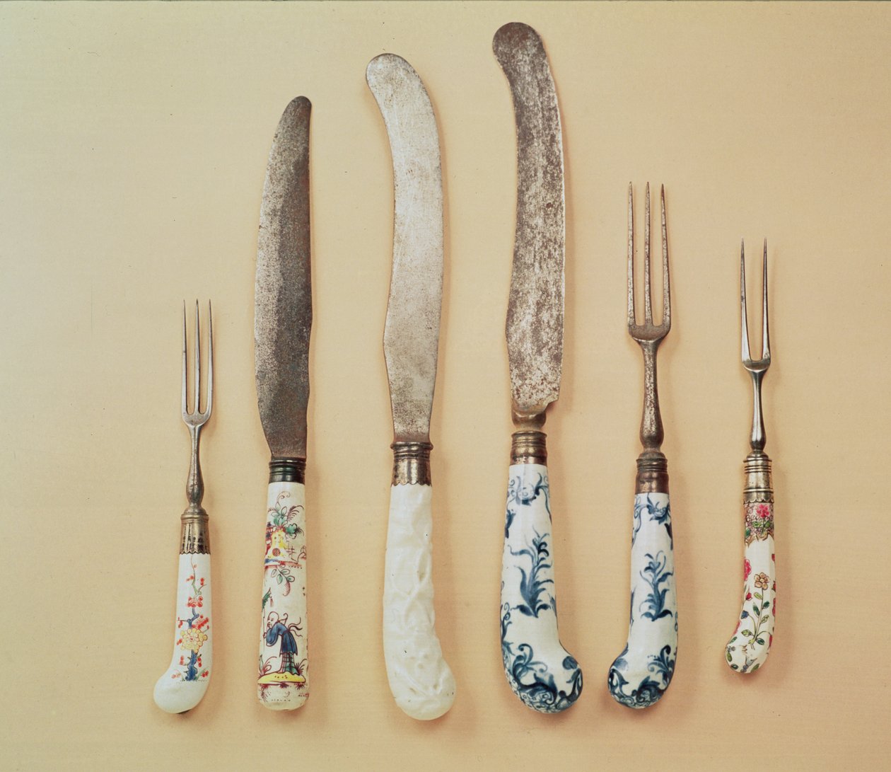 Porcelæn kniv og gaffel håndtag (keramik) af English School