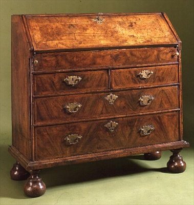 Queen Anne-bureau med knoldfødder, ca. 1710 (valnød) af English School