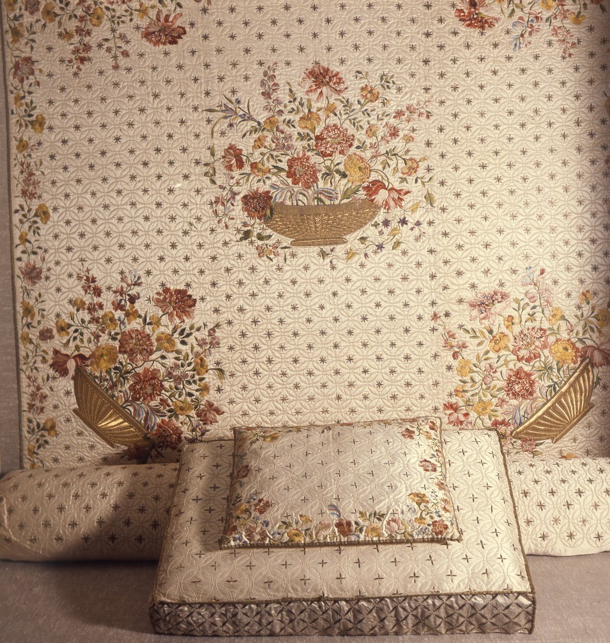 Satinbroderede sengeophæng, 1717 (satin) af English School