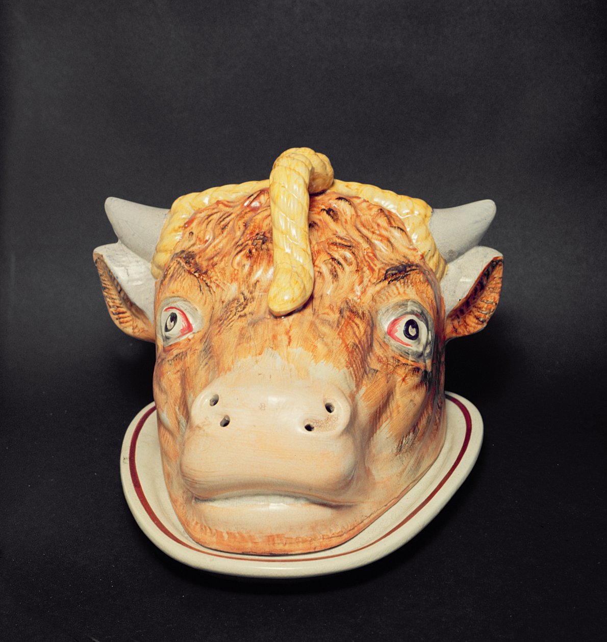 Staffordshire osteskål i form af et kohoved, ca. 1850 af English School