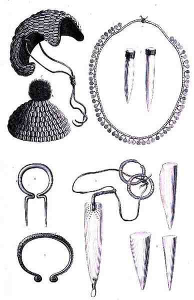 Sten læbepropper, halskæder, Jar stamme armbind, Shuli hovedbeklædning, fra The History of Mankind, Vol.1, af Prof. Friedrich Ratzel, 1896 af English School