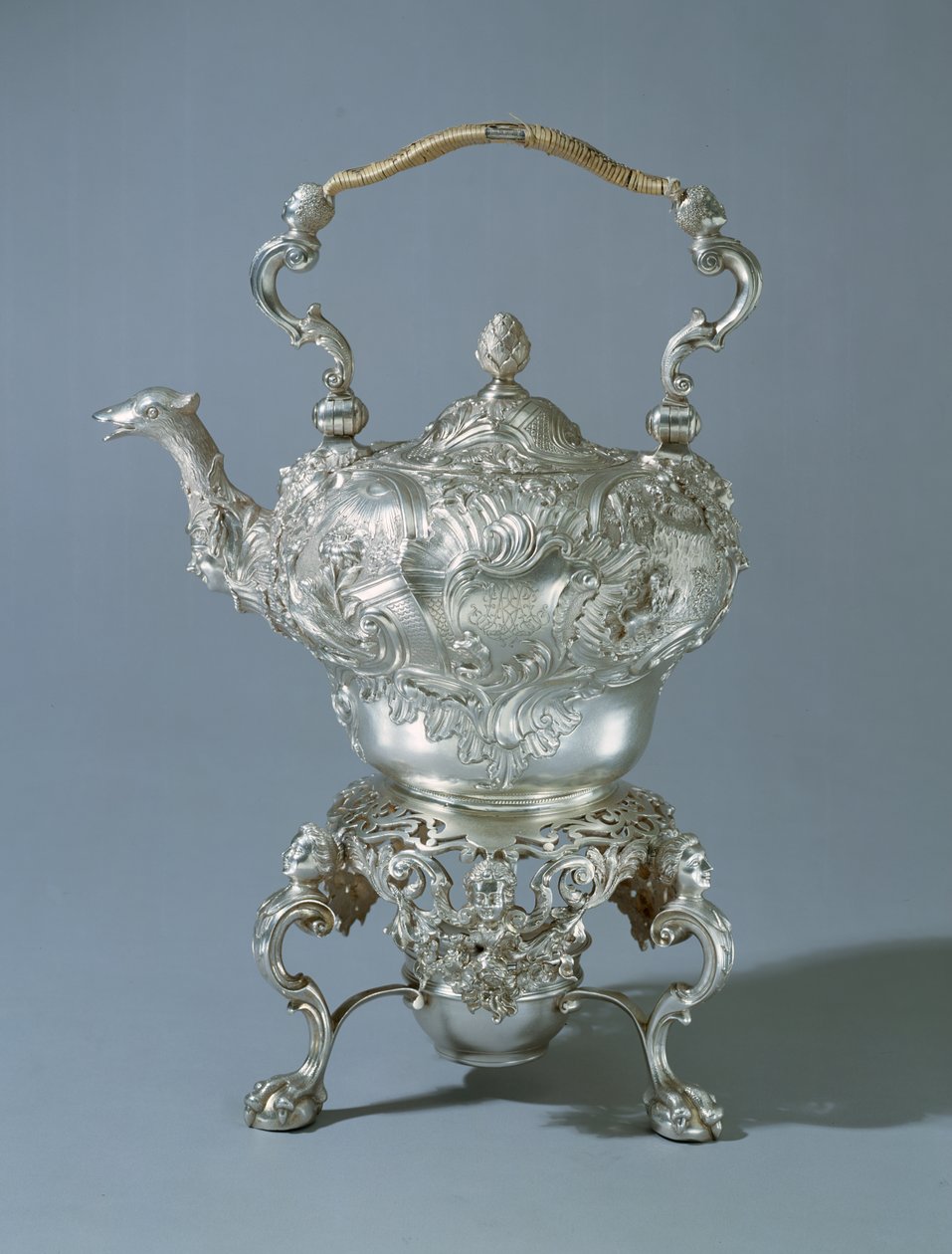 Tekedel i høj rokoko-manér af Thomas Whipham, London, 1747-48 (sølv) af English School