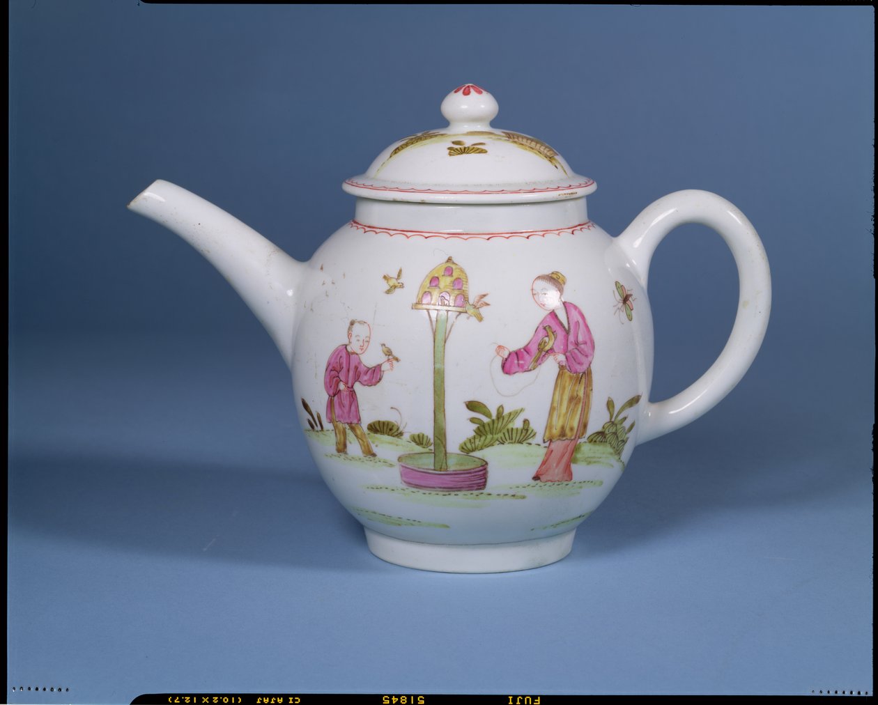 Tekande og låg med en svalegang og to chinoiserie figurer, formentlig 1770-75 (porcelæn) af English School