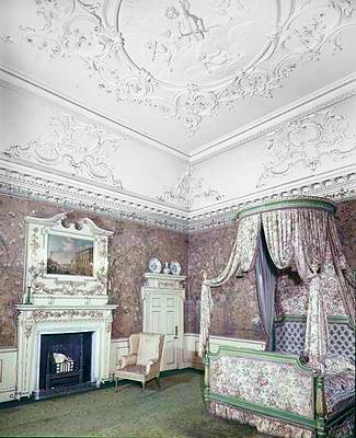 The State Bedroom med loft af James Paine (1717-89) og kinesisk tapet af Robert Adam (1728-92) ca. 1760-70 af English School