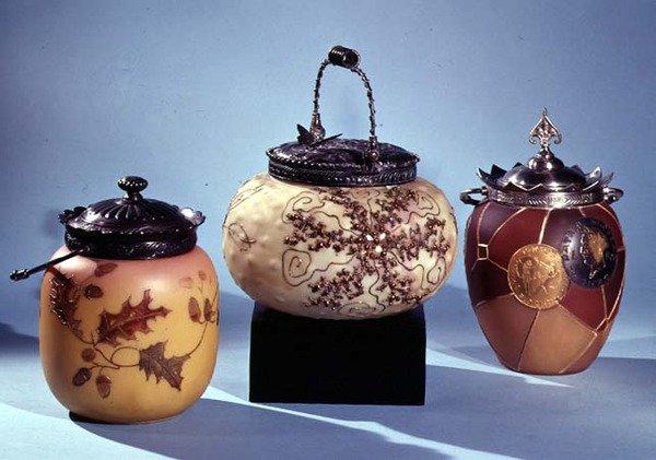 Tre kikseglas med emaljeret og forgyldt dekoration, 1888-95 (glas) af English School