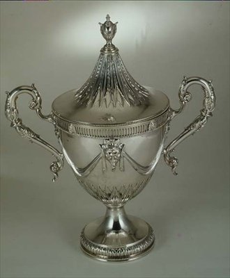 Tohanket bæger og låg, efter et design af William Kent, 1774 (forgyldt sølv) af English School
