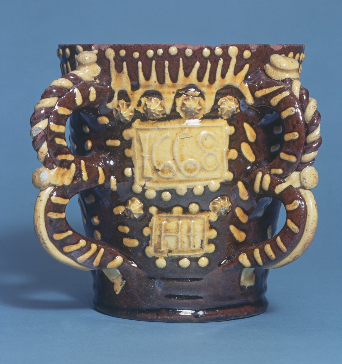 To håndteret tyg af Henry Ilfield, Wrotham, Kent, ca. 1668 (keramik) af English School