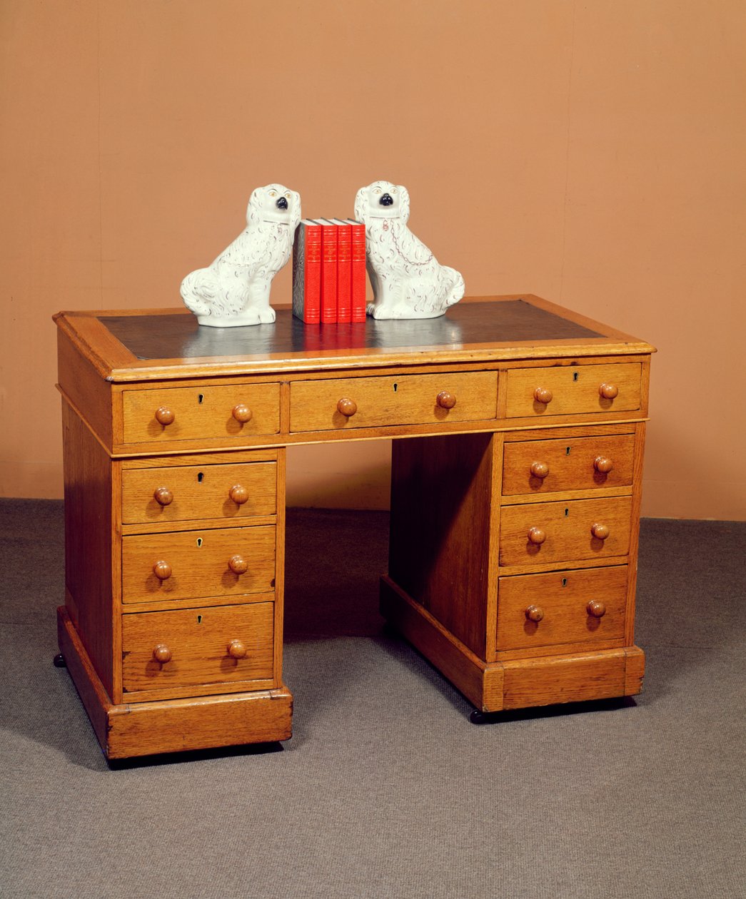 Victoriansk knæhulsskrivebord og et par Staffordshire-hunde med kobberglansdekoration, ca. 1850 (keramik) af English School