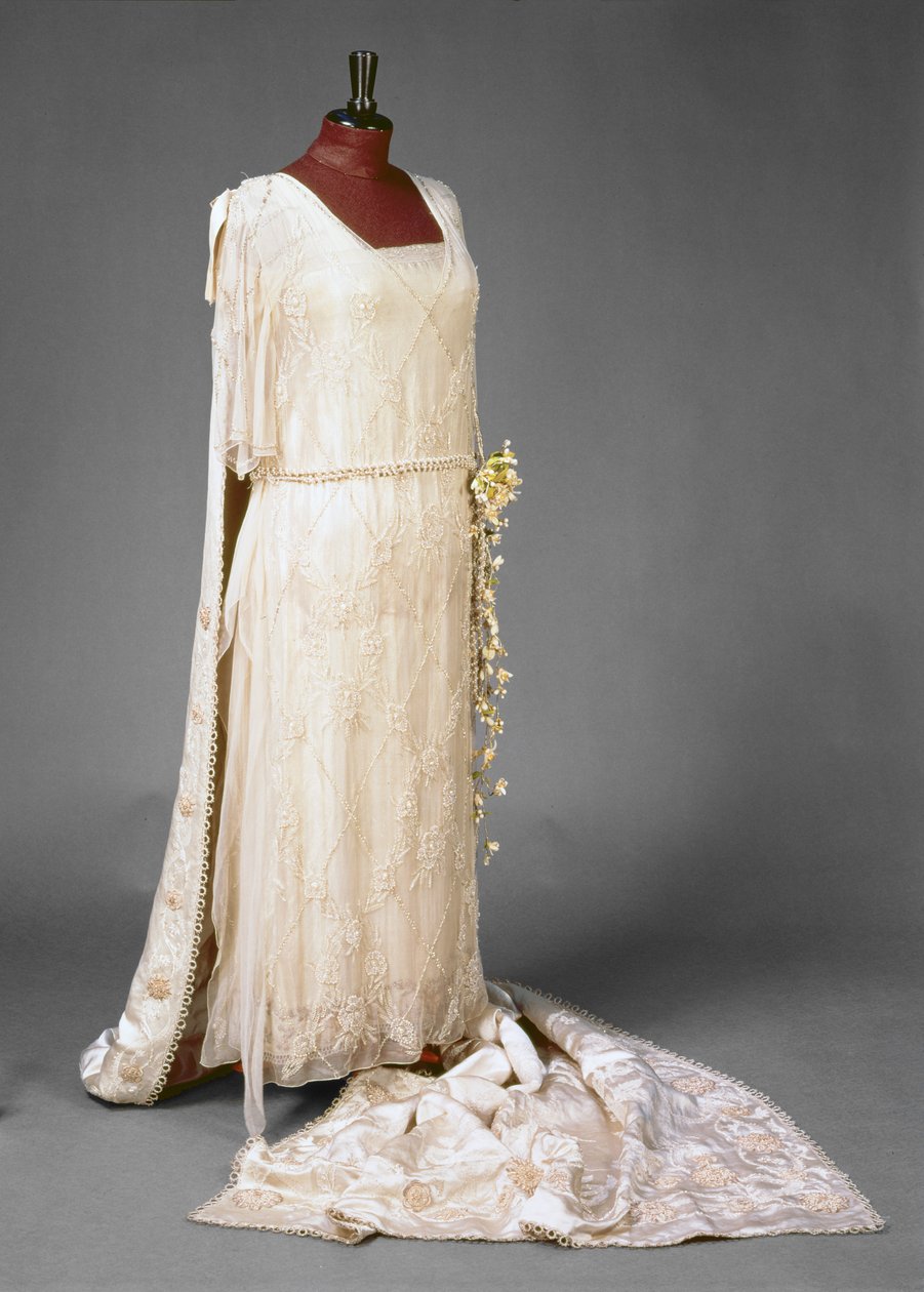 Brudekjole båret af Mary, Princess Royal, 1922 af English School