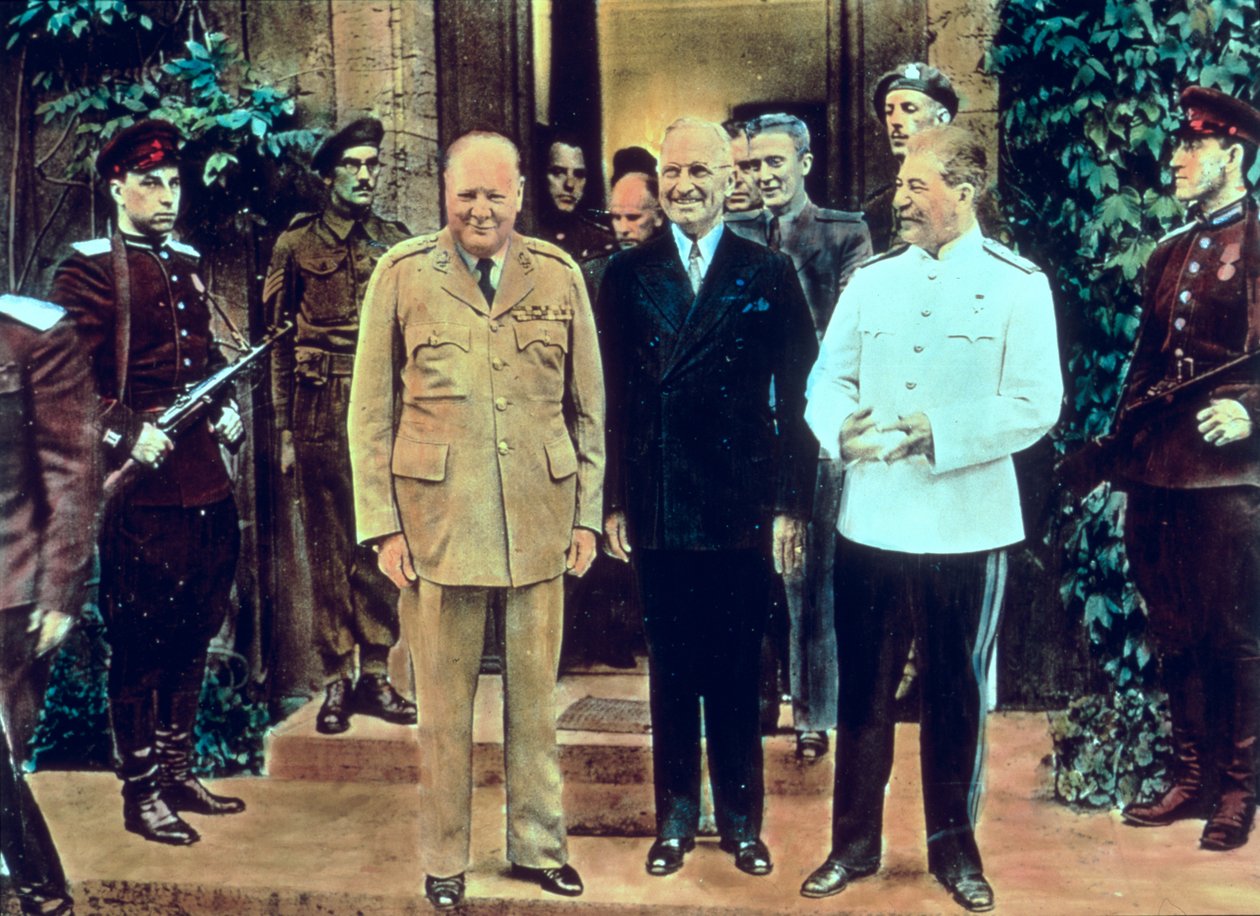Winston Churchill (1874-1965) præsident Truman (1884-1972) og Joseph Stalin (1879-1953) ved Potsdam-konferencen, juli 1945 (farvet foto) af English School
