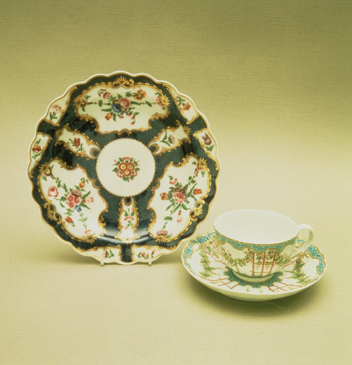 Worcester porcelænstallerken med skala blå dekoration, 1768; tekop og underkop med dekoration af humle-espalier, ca. 1770 (porcelæn) af English School