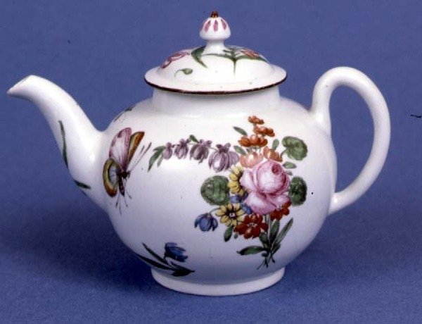 Worcester tekande af kugleform, malet i polykrom emalje med blomster og insekter (keramik) af English School