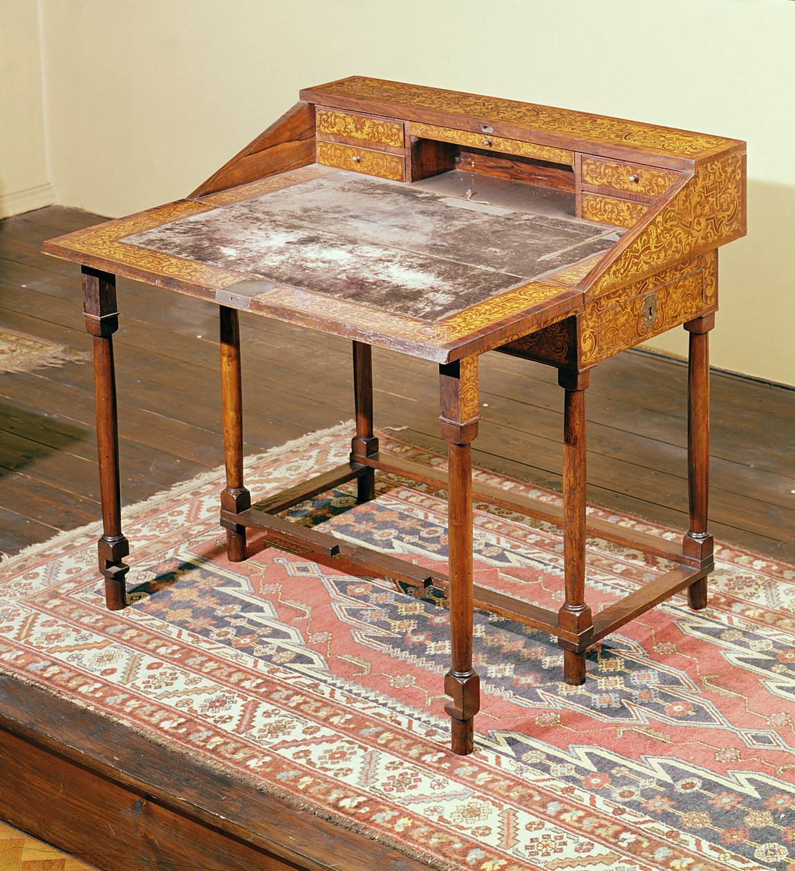 Skrivebord, valnød med arabesk intarsia, ca. 1690 af English School