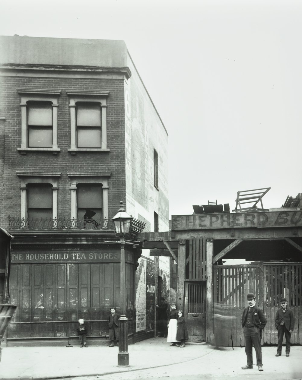 68 Bermondsey New Road: front elevation, London, 1898 af English Photographer
