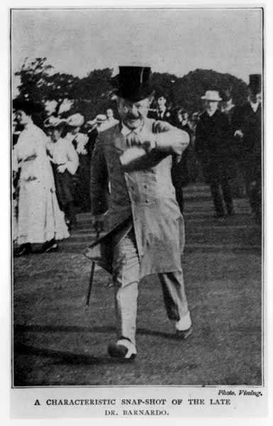 Et karakteristisk øjebliksbillede af den afdøde Dr. Barnado (1845-1905) (s/h foto) af English Photographer