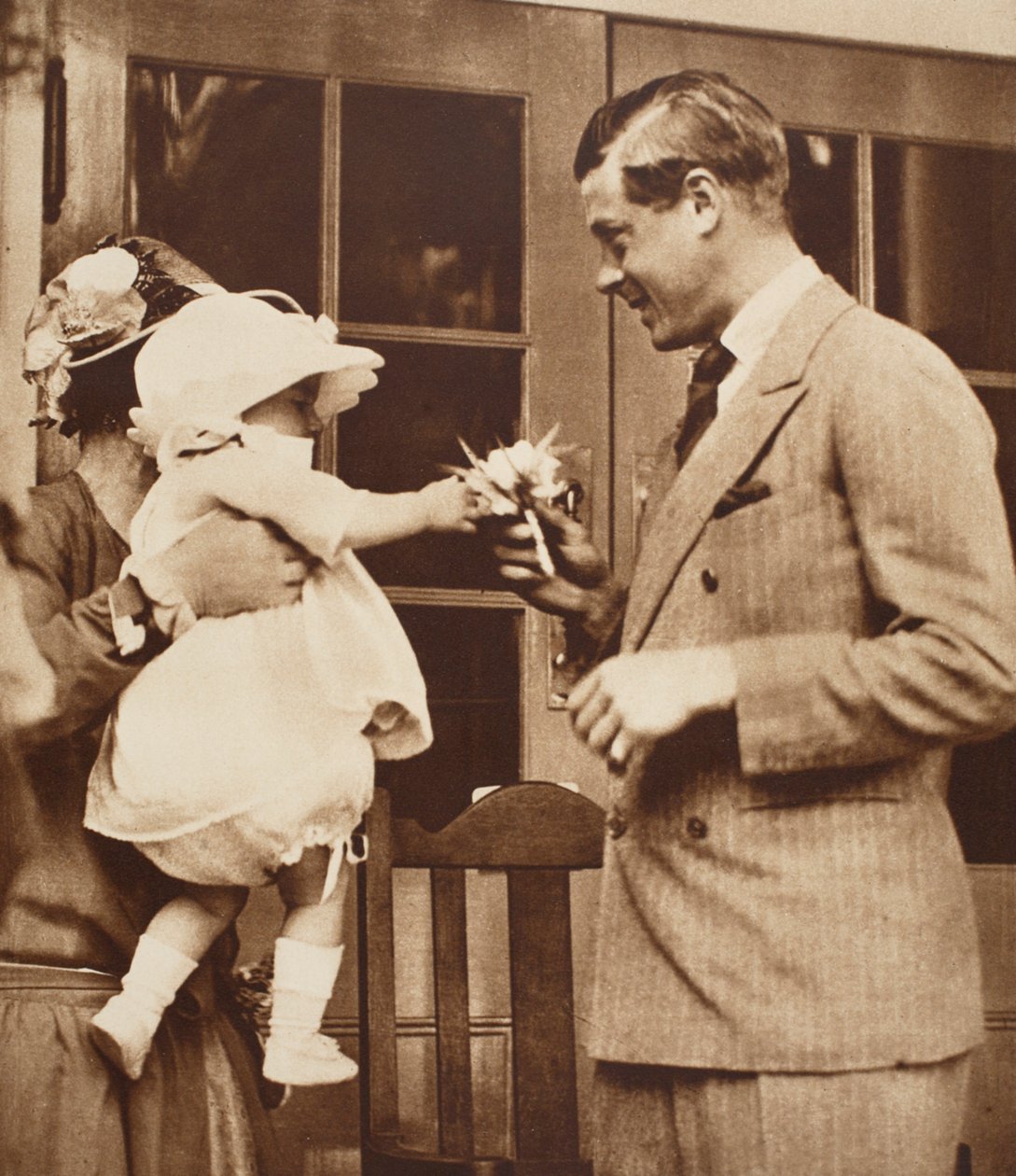 Et barn giver kong Edward VIII en buket i Enham Village Centre, 1926 af English Photographer
