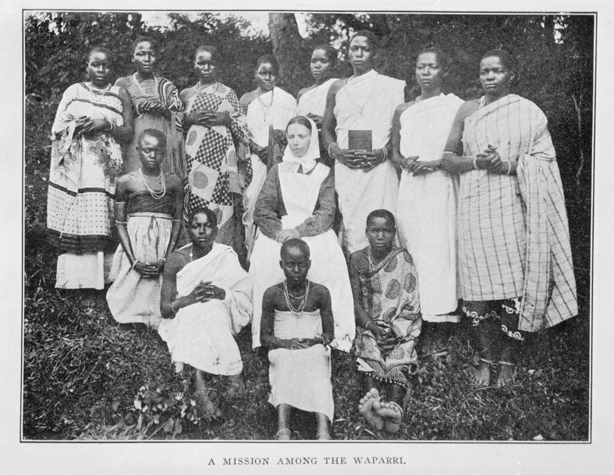 En mission blandt Waparri, fra In Wildest Africa: rekorden for jagt- og udforskningsrejse gennem Uganda, Victoria Nyanza, Kilimanjaro-regionen og Britisk Østafrika, af Peter MacQueen, 1910 af English Photographer