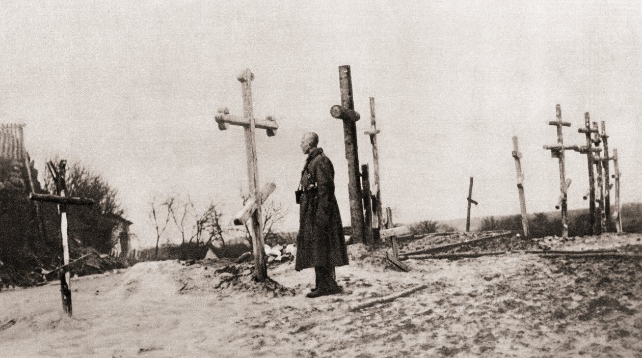 En russisk soldat ved graven af en våbenkammerat under Første Verdenskrig, fra The Illustrated War News, 1915 af English Photographer