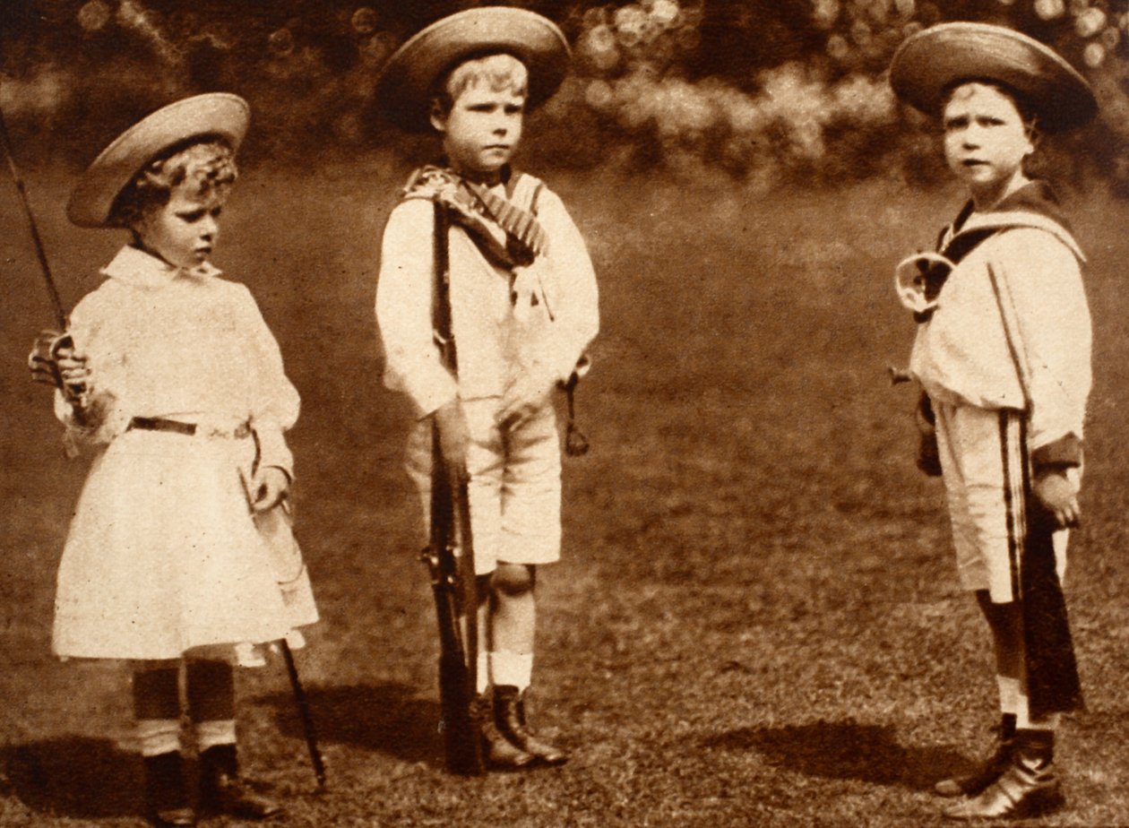 En ung kong Edward VIII borer sine søskende, hertugen af York og Princess Royal, ca. 1899 af English Photographer