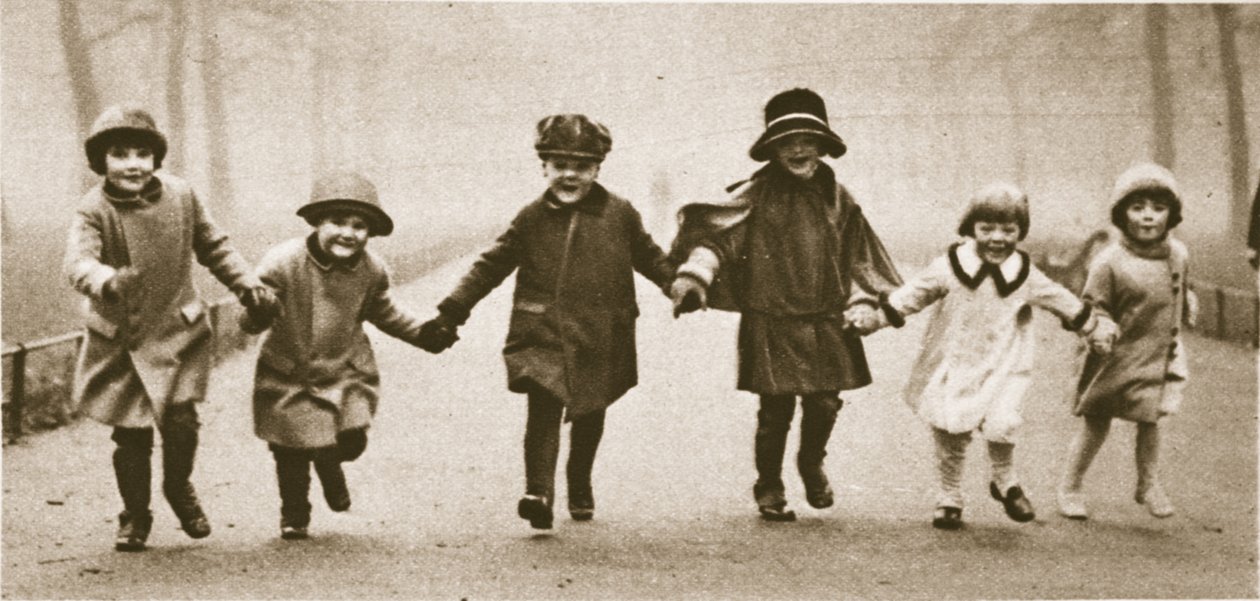 En række velklædte børn, der løber i Hyde Park, fra Wonderful London, udgivet 1926-27 (fotogravure) af English Photographer