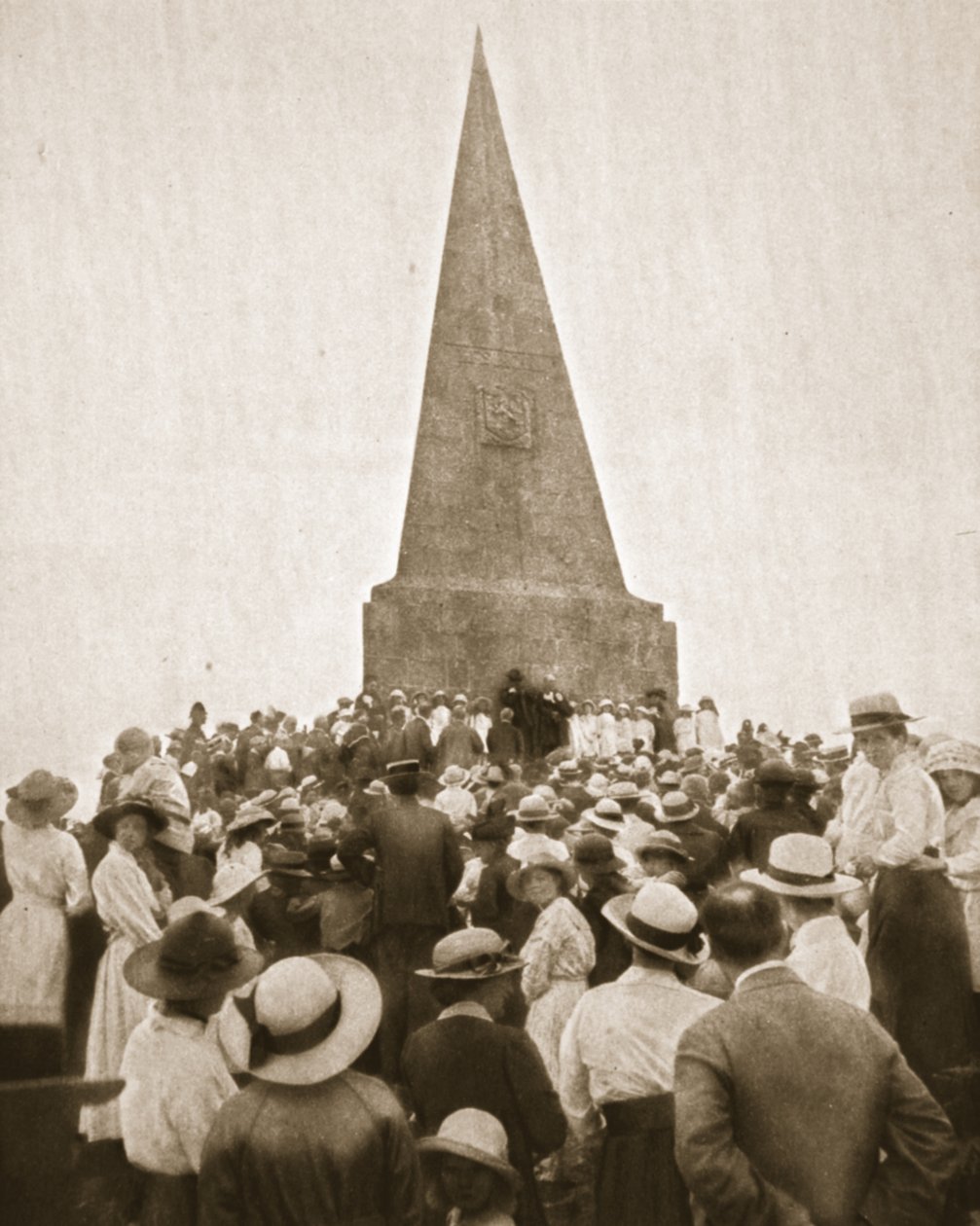En malerisk gammel skik ved St. Ives: The Old Hundredth ved John Knill Obelisk, fra The Illustrated War News, 2. august 1916 (sepiafoto) af English Photographer